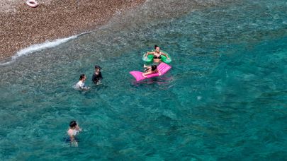 Sıcaktan bunalanlar denizde serinledi