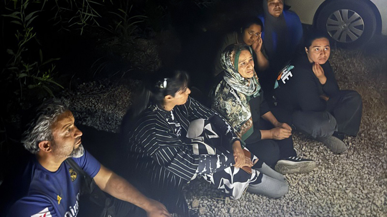 6 düzensiz göçmen ve 2 göçmen kaçakçısı yakalandı
