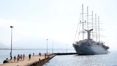 Yelkenli yolcu gemisi Club Med 2, Alanya Limanı'na demirledi