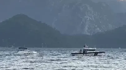 Marmaris’te denizde arızalanan teknedeki vatandaşlar polis botu ile kurtarıldı