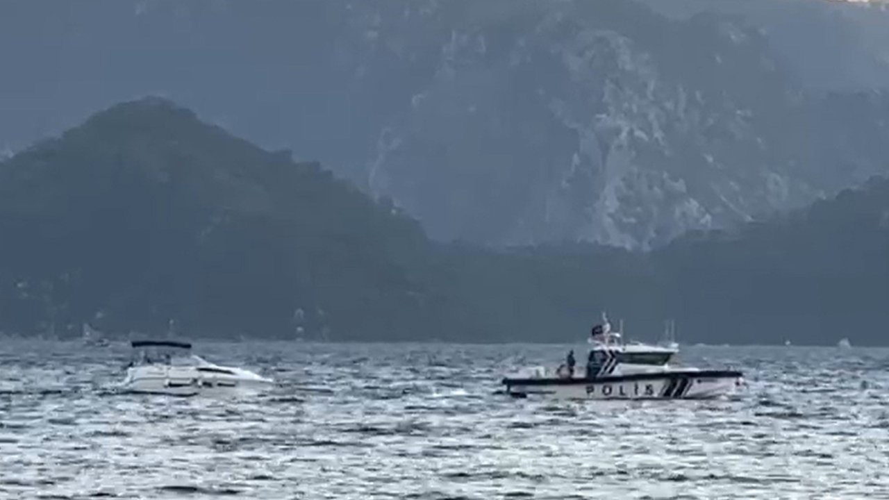 Marmaris’te denizde arızalanan teknedeki vatandaşlar polis botu ile kurtarıldı