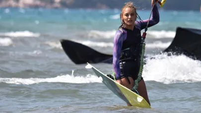 Oyuncu Deniz'den Akyaka'ya övgü: "Uçurtma sörfü için mükemmel bir yer"