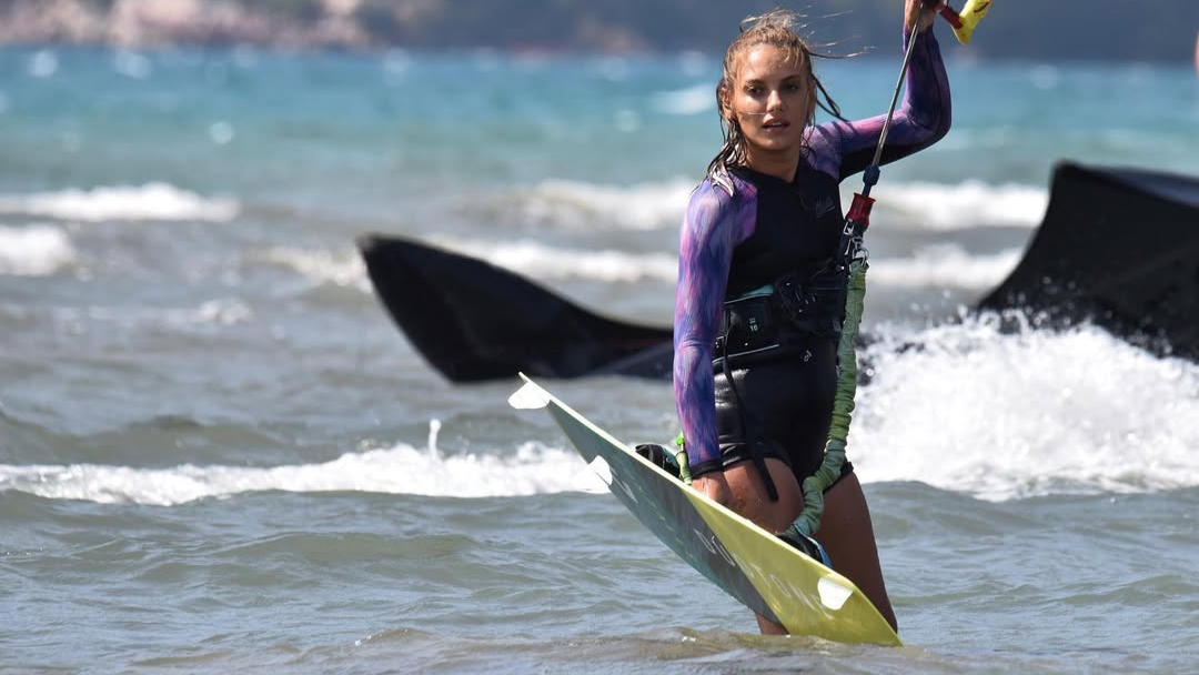 Oyuncu Deniz'den Akyaka'ya övgü: "Uçurtma sörfü için mükemmel bir yer"