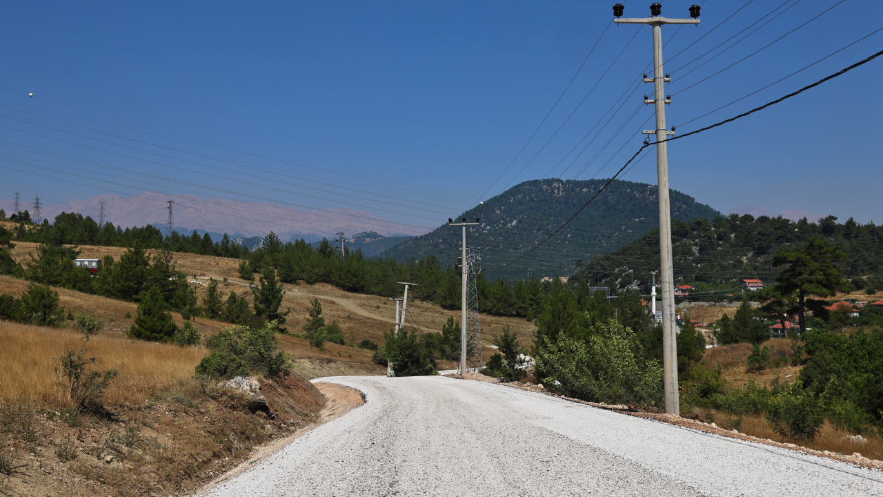 Kemer Ovacık Mahallesi’nin 3.5 kilometrelik yolu asfaltla buluştu