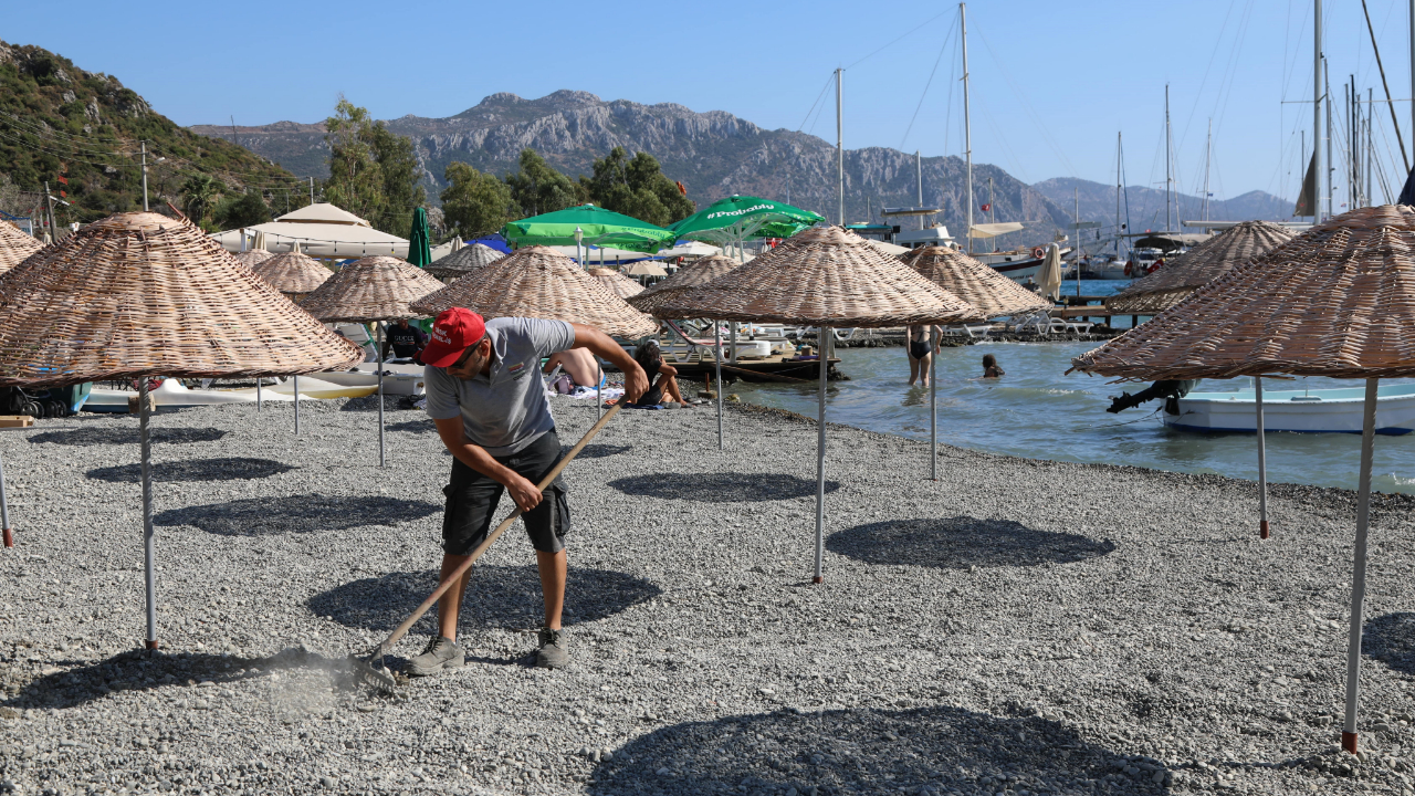 Sezon bitti, Marmaris Belediyesi plajları düzenlemeye başladı
