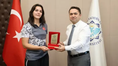 ALKÜ’lü şampiyona Rektör Türkdoğan’dan plaket