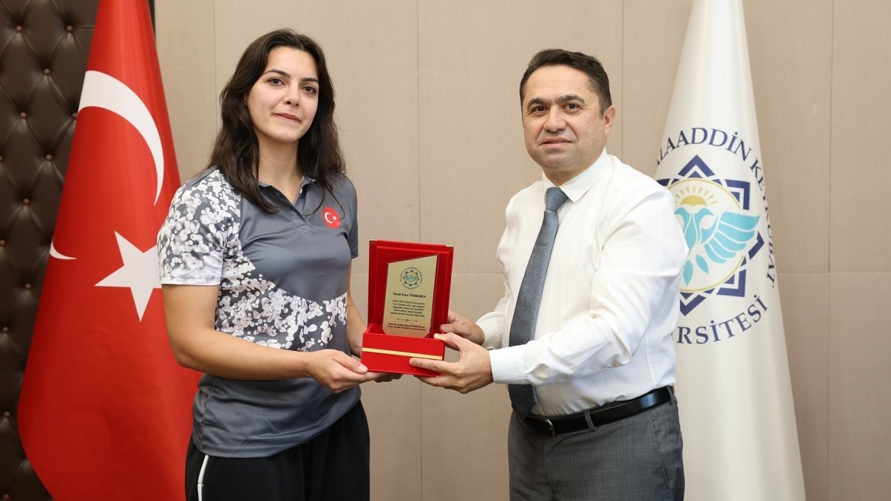 ALKÜ’lü şampiyona Rektör Türkdoğan’dan plaket