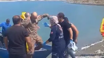 Su almak için indiği barajdan kalkamayan eğitim uçağındaki pilotları çiftçi teknesiyle kurtardı