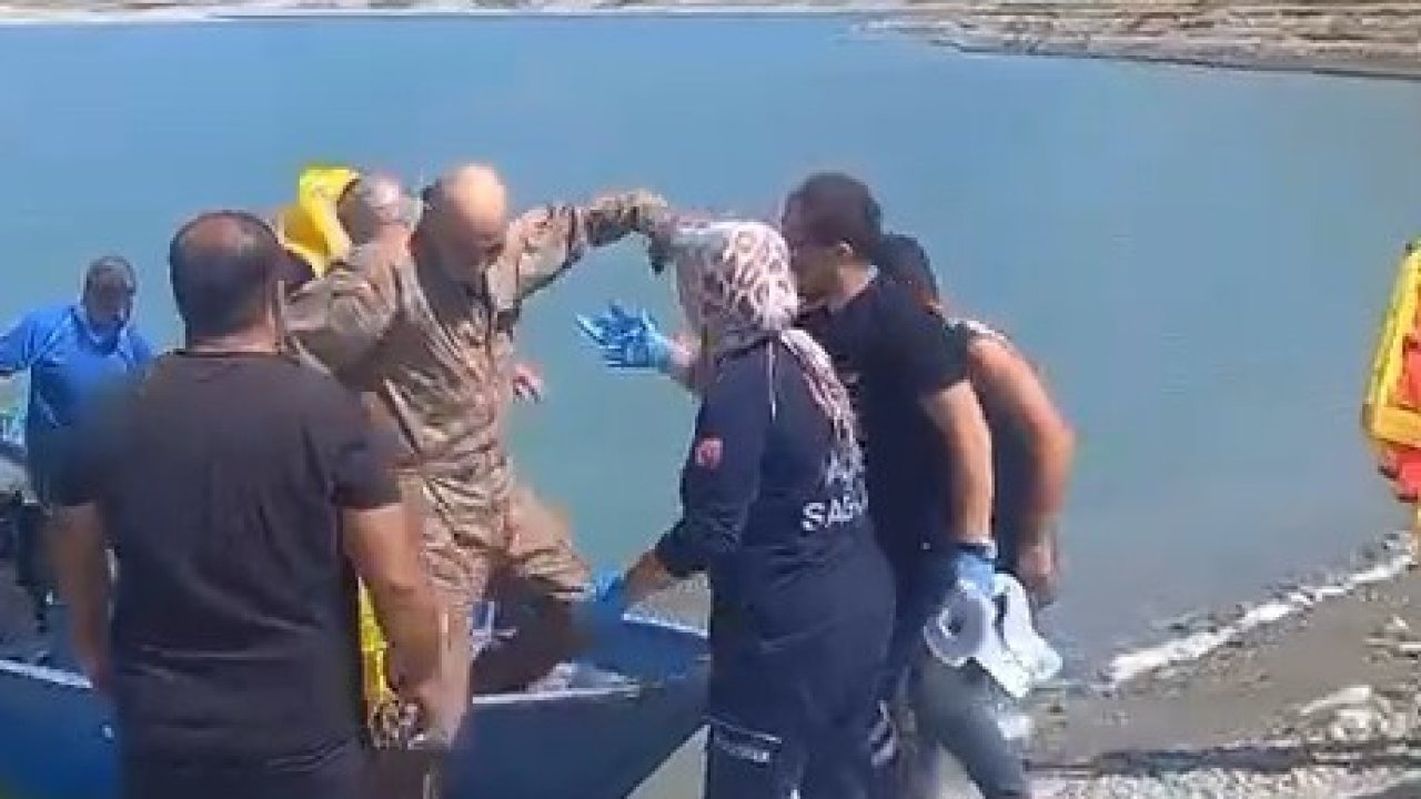 Su almak için indiği barajdan kalkamayan eğitim uçağındaki pilotları çiftçi teknesiyle kurtardı