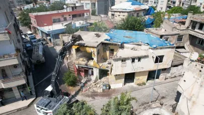 Akdeniz’de risk oluşturan metruk yapılar yıkılıyor