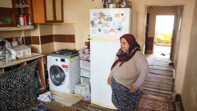 Yıkılacak binada bir başına kaldı
