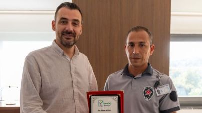 Hayat kurtaran güvenlik görevlisine plaket