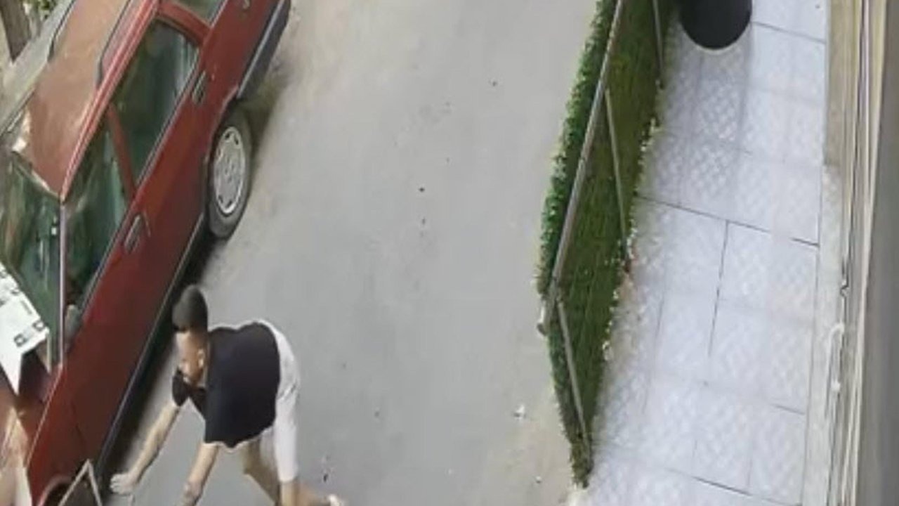 Yokuş aşağı hareket eden çöp konteynerini durdurdu; o anlar kamerada