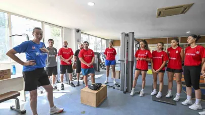 Muratpaşa Kadın Kadın Voleybol Takımı, lige çift antrenmanla hazırlanıyor