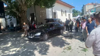 Asırlık çınarın dalı otomobilin üzerine düştü