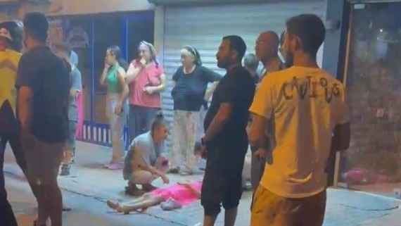 Anne ve kızına otomobilin çarptığı kaza kamerada