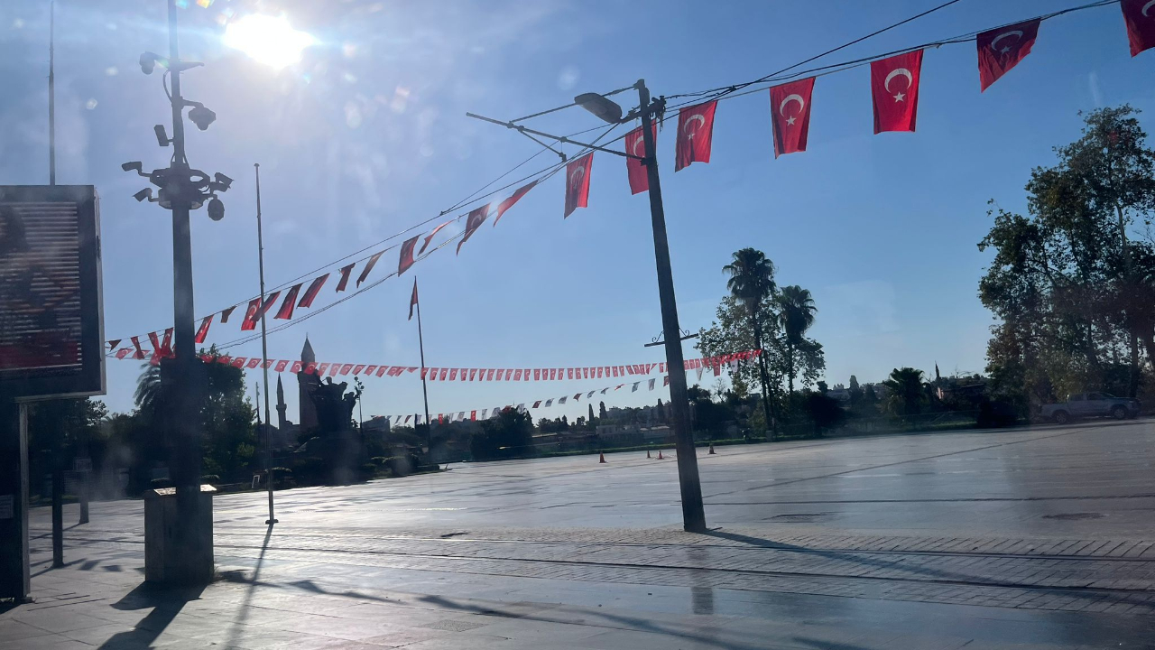Antalya'nın en işlek sokakları bile boş kaldı!