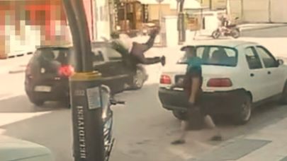 Burdur’da otomobilin çarptığı genç metrelerce havaya savruldu