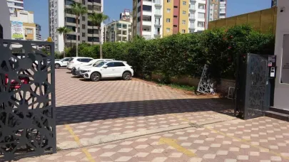 Fren yerine gaza basınca komşusunu ezdi