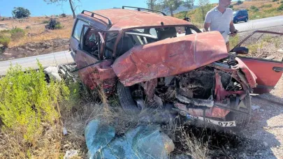 Antalya’da otomobiller kafa kafaya çarpıştı: 1’i ağır 6 yaralı