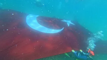 Antalya’da denizde dev Türk bayrağı açıldı
