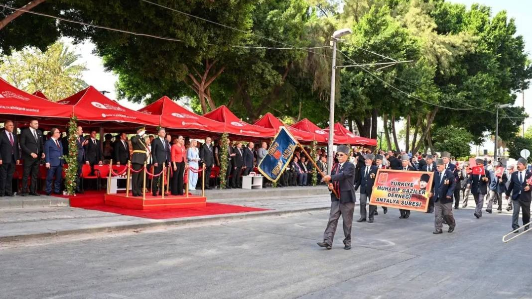 Antalya'da Zafer Bayramı kutlandı