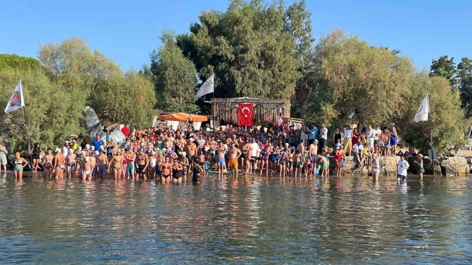Bodrum’dan adaya yüzerek Zafer Bayramı’nı kutladılar