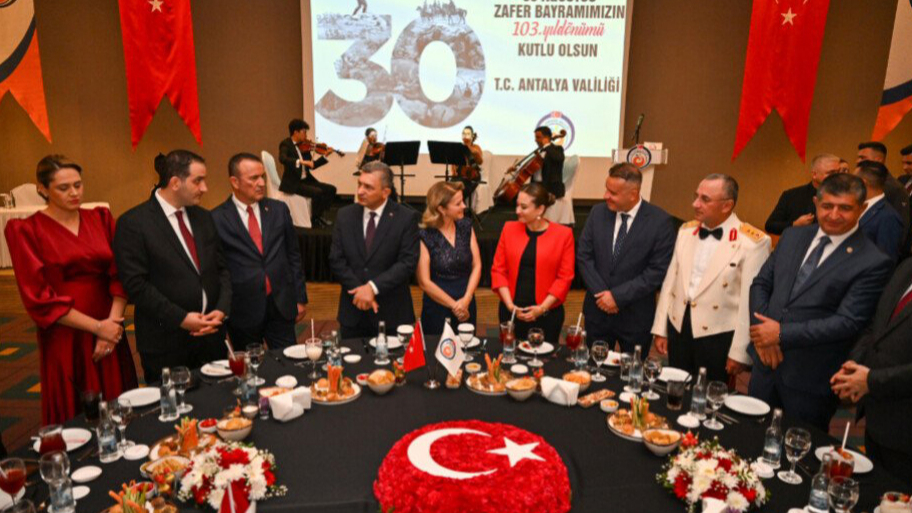 Şahin çiftinden 30 Ağustos Zafer Bayramı resepsiyonu