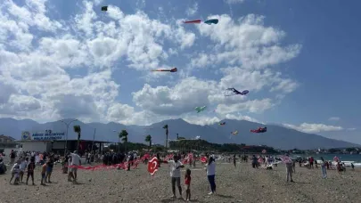 Arsuz’da 30 Ağustos coşkusu! Uçurtmalar gökyüzünü süsledi