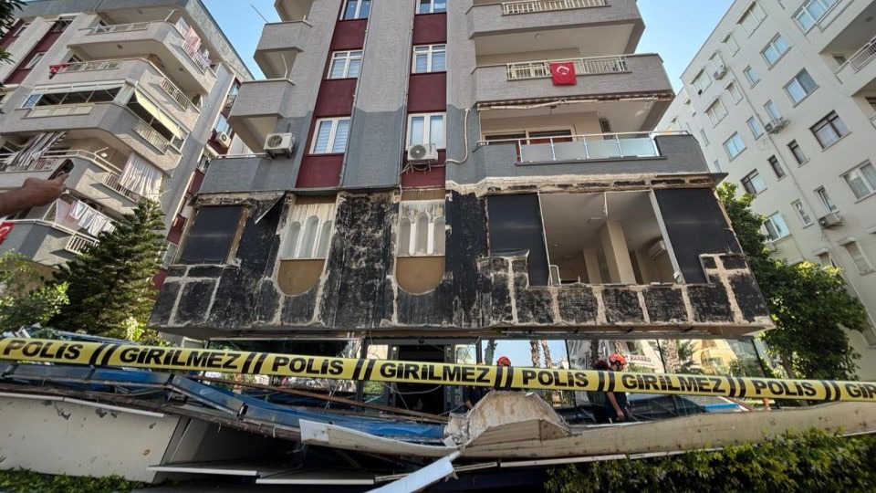 Binanın dış cephe kaplaması düştü; faciadan dönüldü