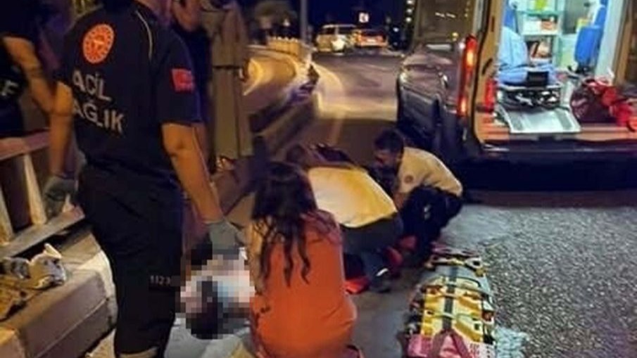Kaza sırasında başındaki kaskı fırlayan motosiklet sürücüsü öldü