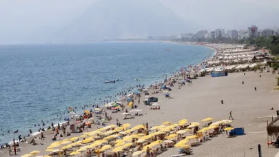 Konyaaltı Sahili doldu! Ağustos'un son günü 33 derece görüldü