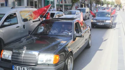 Burdur'da klasik otomobillerden Zafer Bayramı korteji