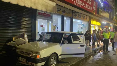 Antalya’da dondurma almak için aracını park etmek isteyen sürücü, hayatının şokunu yaşadı
