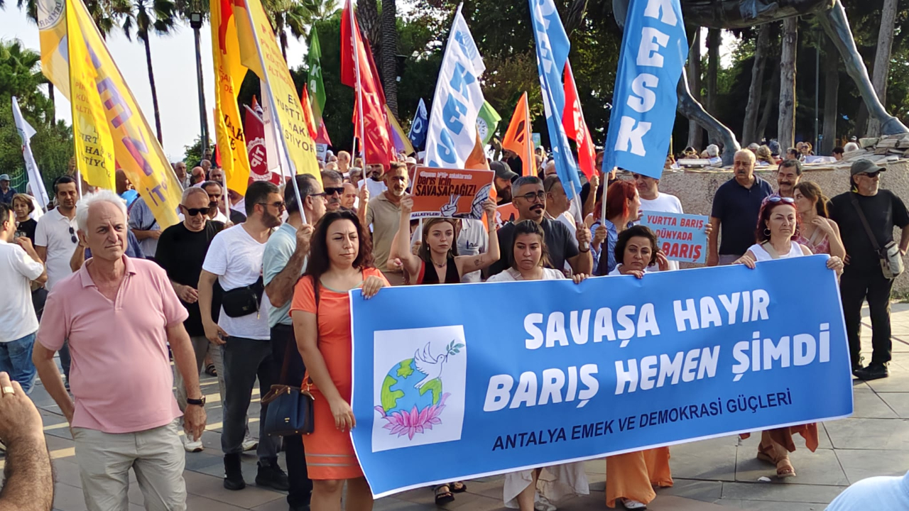 Antalya’da “Yaşasın barış!” sesleri yükseldi