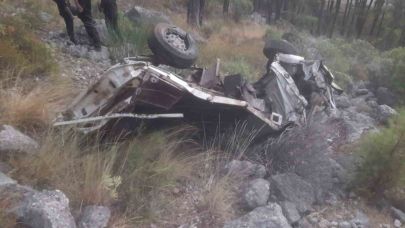 Küçükbaş hayvan yüklü kamyonet uçuruma yuvarlandı: 1 ölü