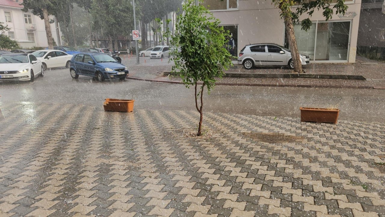 Bucak'ta dolu yağdı