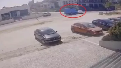 Antalya’da kargo aracıyla otomobil çarpıştı