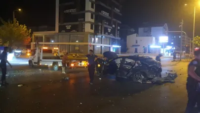 Kavşağa çıkan otomobili adeta biçti, sürücü araçtan fırladı: 3 yaralı
