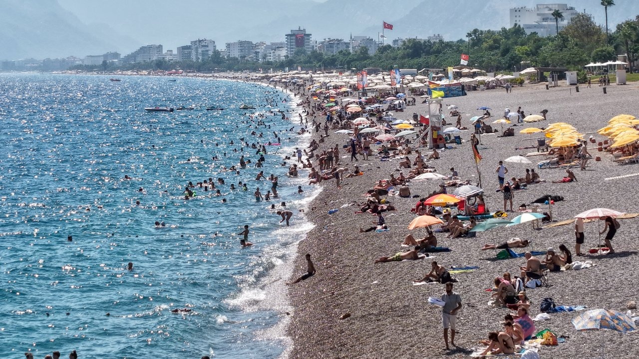 Tatilin son günlerinde Antalya sahilleri doldu