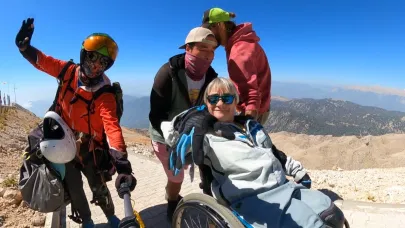 Bedensel engelli turist, 2 bin 365 metreden yamaç paraşütüyle ikili atlayış yaptı