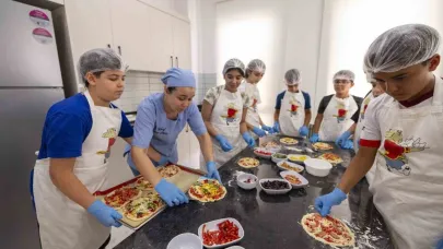 Mersin’de minik şefler yemek yapmayı öğreniyor