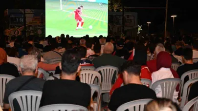 Isparta’da milli maç coşkusu meydanı doldurdu