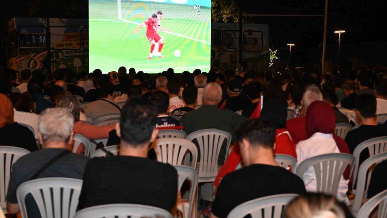 Isparta’da milli maç coşkusu meydanı doldurdu