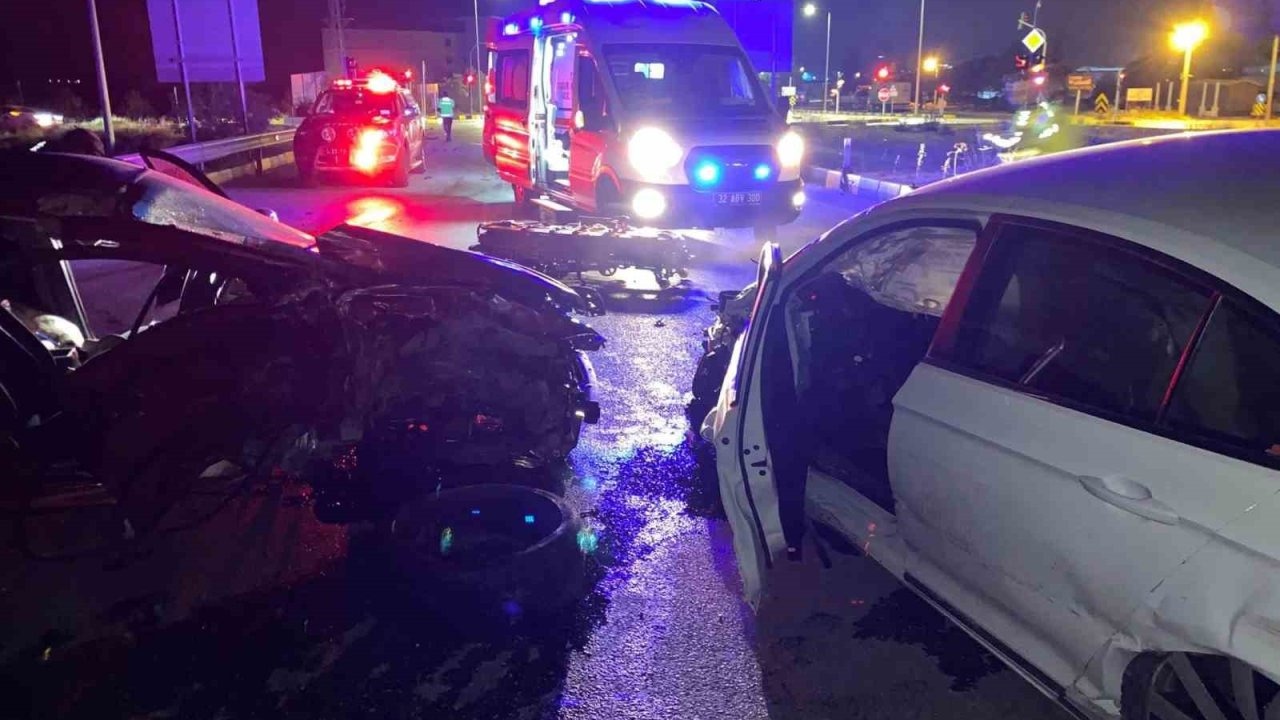 Isparta-Eğirdir kara yolunda otomobiller çarpıştı: 2 yaralı