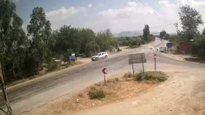 Kavşakta yaşanan kaza güvenlik kamerasına yansıdı