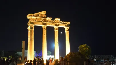 Apollon Tapınağı'nda kanlı ay tutulmasını izlediler
