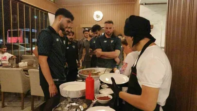 Bursasporlu oyuncular galibiyeti tantuni yiyerek kutladı
