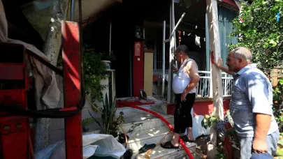 Evinde yangın çıkan adam söndürme çalışmalarını çaresiz gözlerle izledi