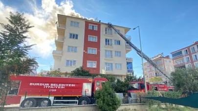 Çatı yangınında mahsur kalan ustayı itfaiye kurtardı